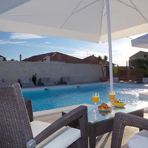 Banic With Pool Apartment